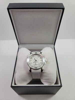 ねこさま専用です GUCCI　腕時計　DIVE 　猫　ホワイト　YA136329 Gucci Dive SWISS Quartz White Dial Rubber Strap Stainless Steel