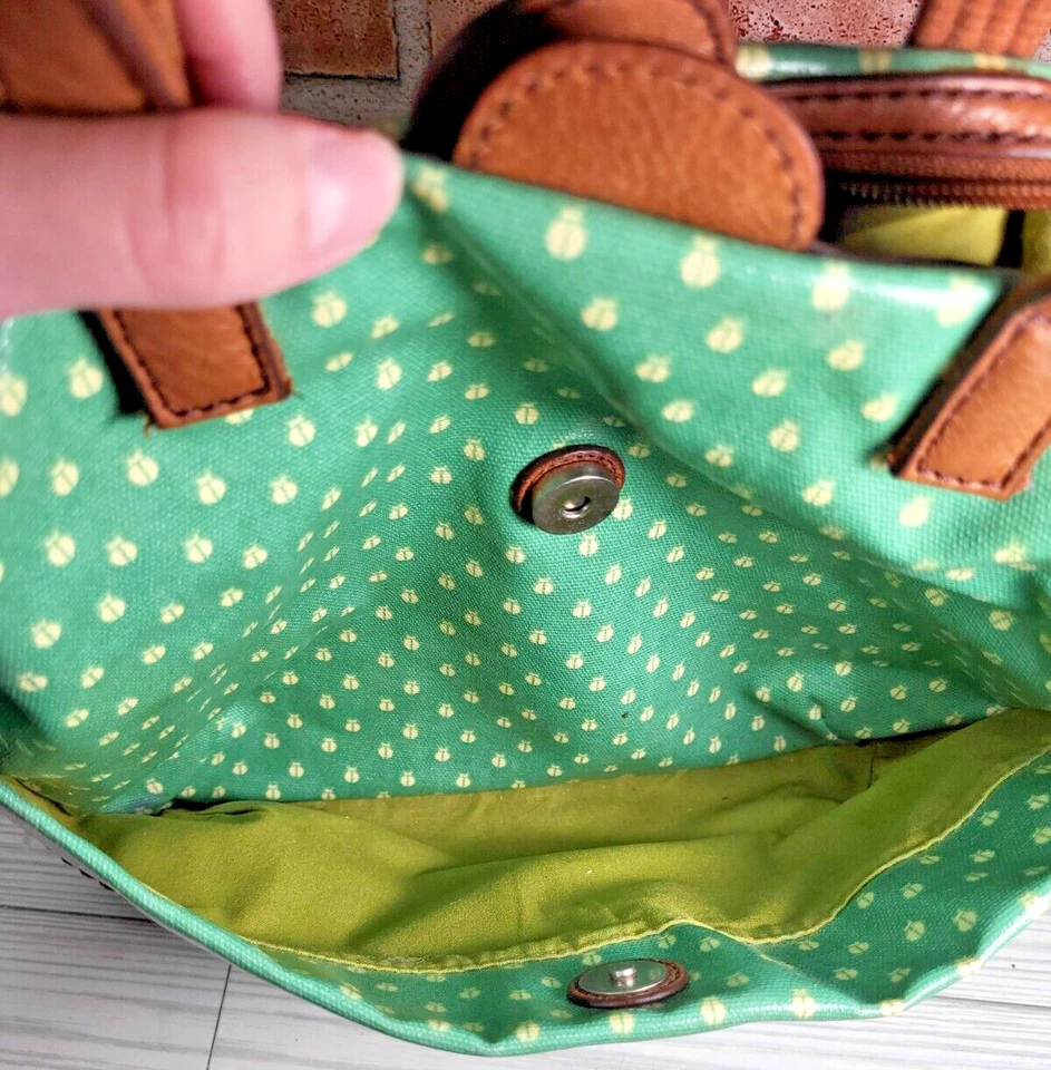 Сумочка через плечо Fossil Key-Per холщовая с покрытием зеленая с мотивом божьей коровки дизайн - Изображение 4 из 4