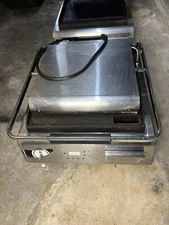 TWO Globe Food Equipment 14” Panini Grill SSP14E 1800W 120V Superior Commercial