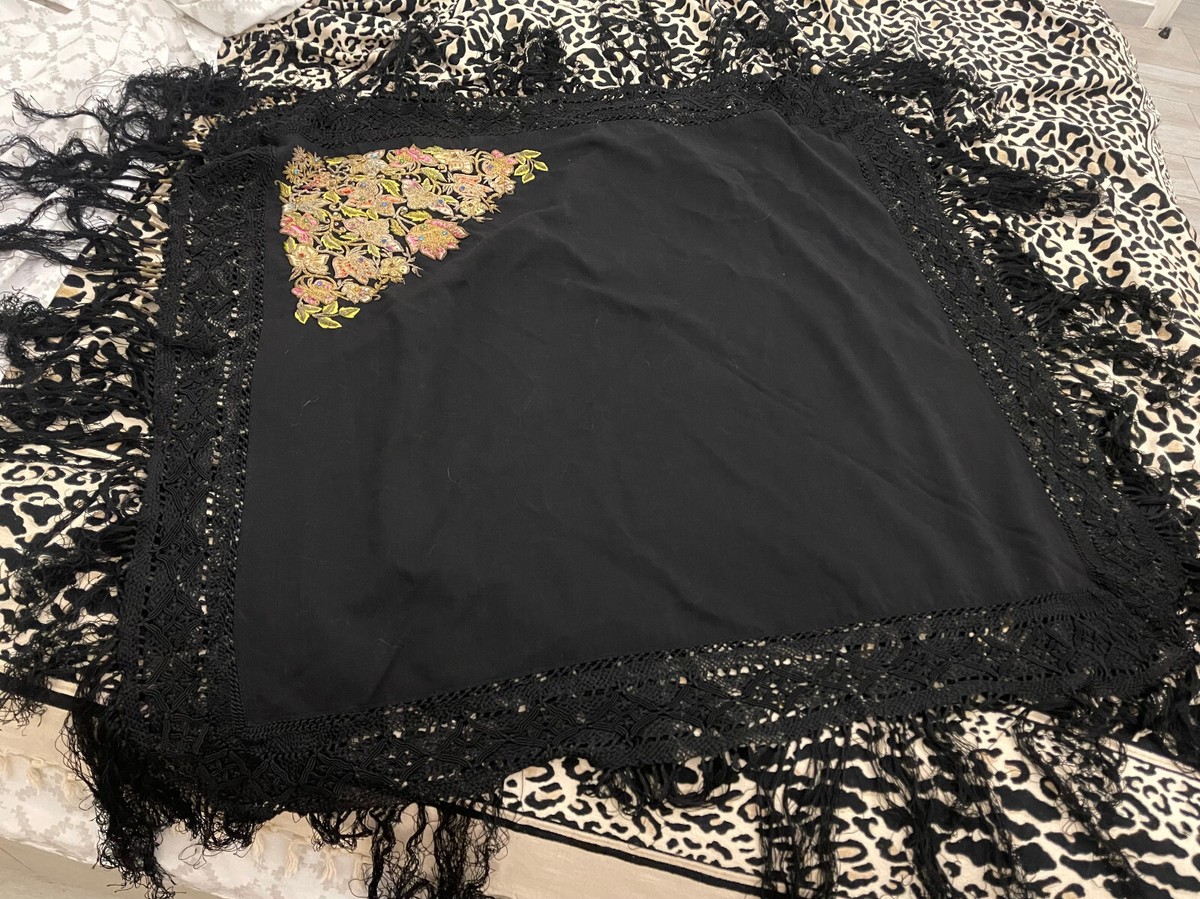 ANTICO SCIALLE SARDO DI OLIENA RICAMATO A MANO CON FILI DI SETA