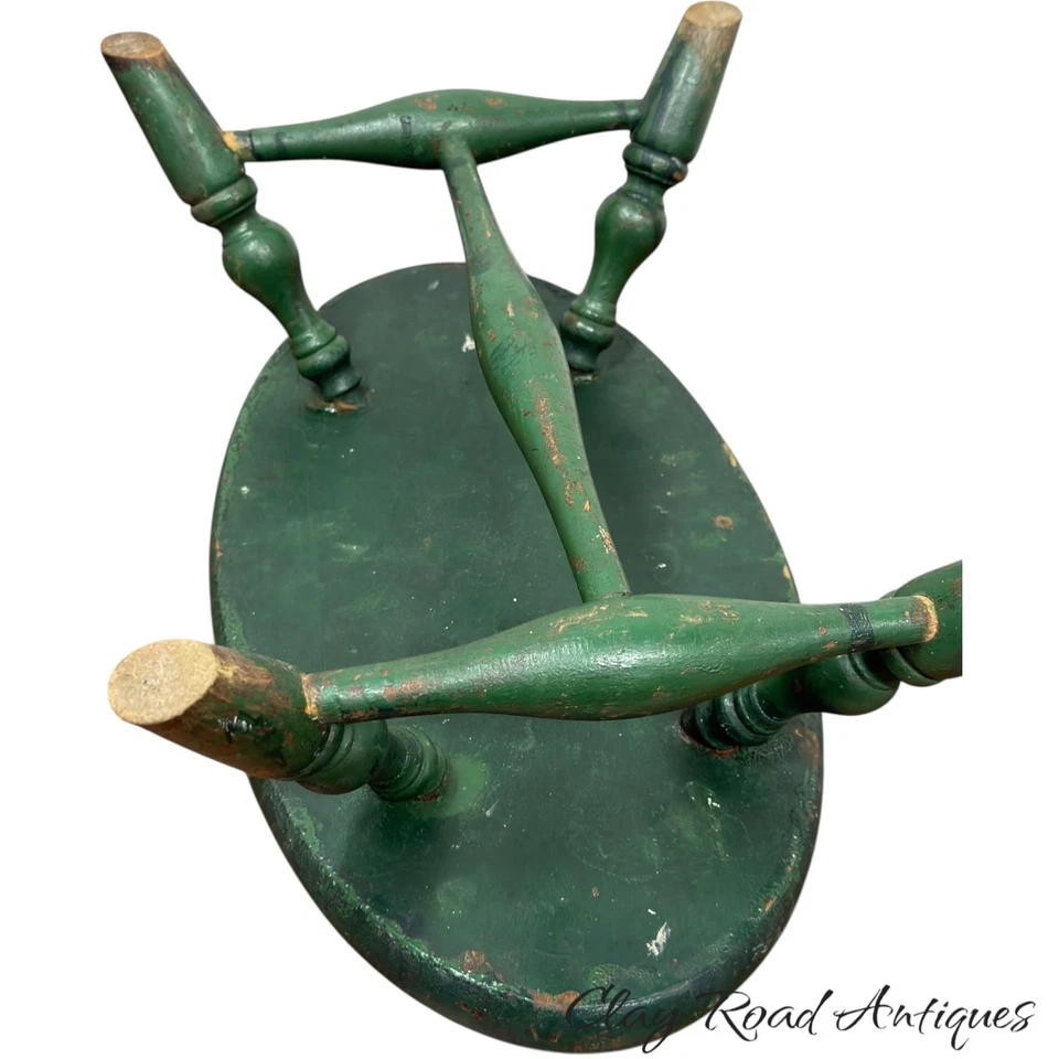 Antiguo reposapiés Windsor pintura verde antigua primitiva patas extendidas estilo torneado Foto 4 de 4
