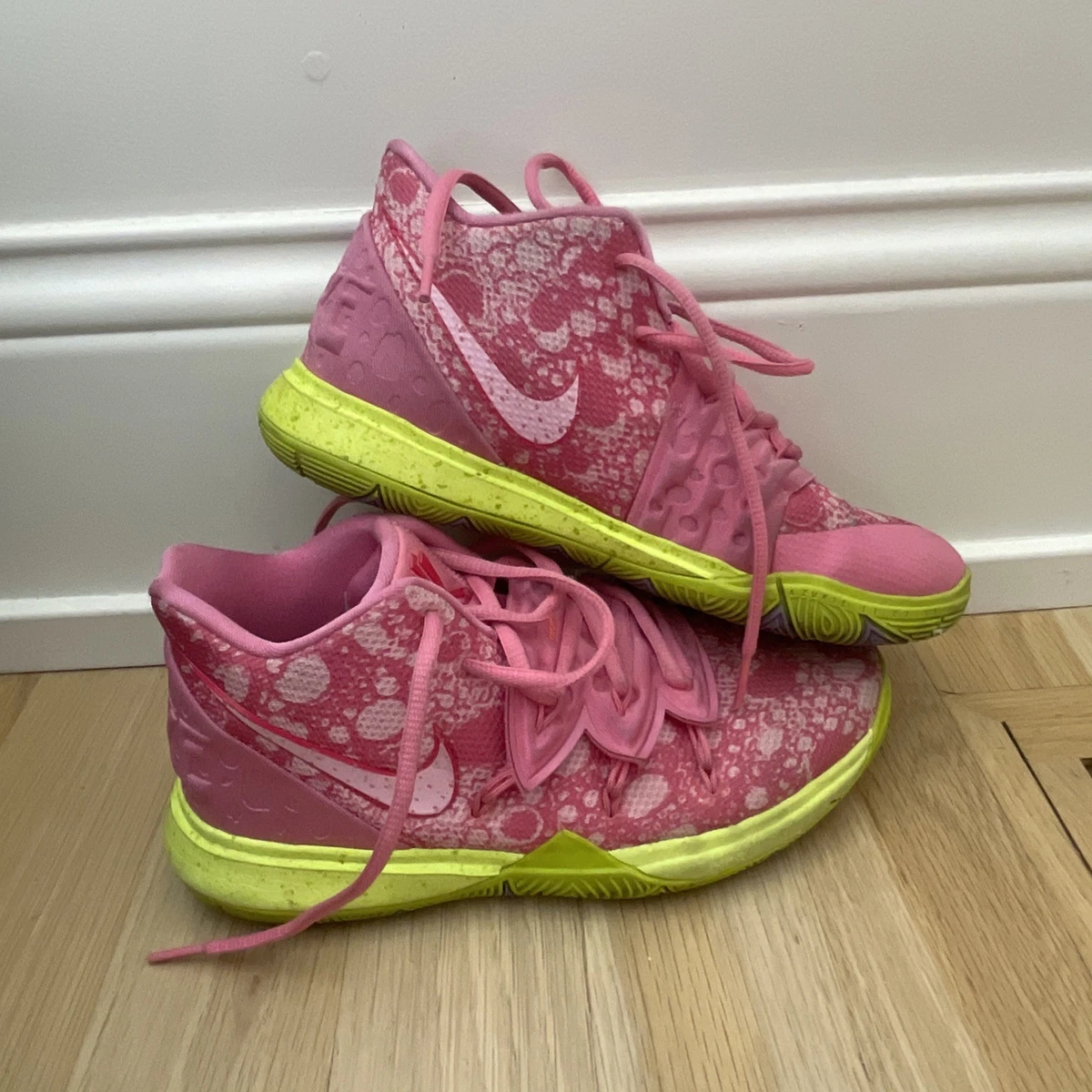 ナイキ カイリー5 パトリックスター Preços baixos em Nike SpongeBob SquarePants x Kyrie 5 Patrick | eBay