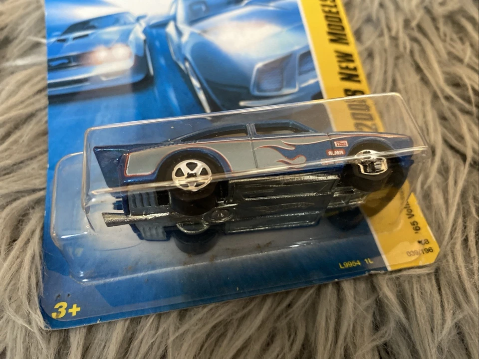 Volkswagen Fastback 39/40 AW861 2008 primera edición 1:64 1965 Hotwheels Foto 2 de 4