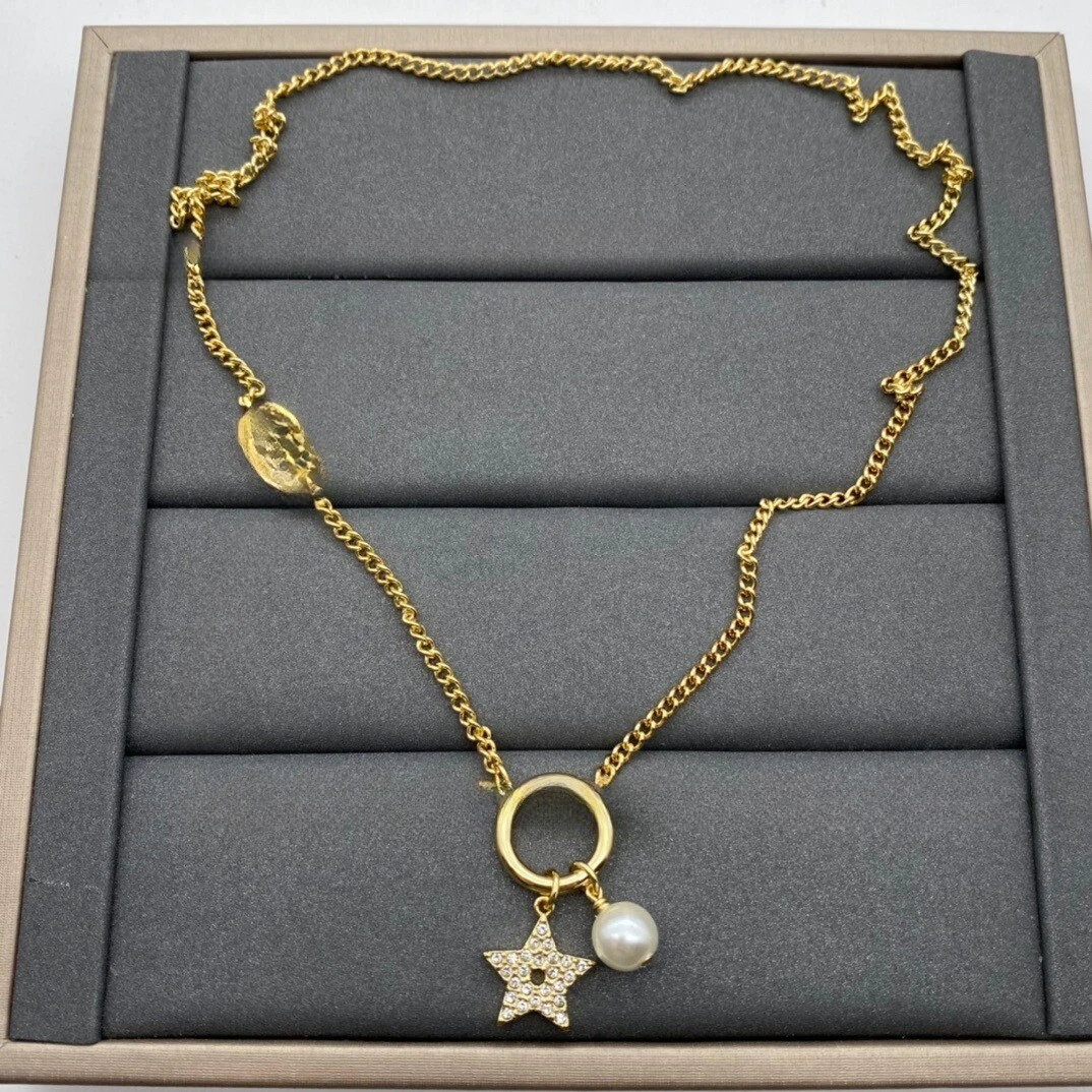 CHANEL Collana elegante con ciondolo stella farfalla moda di fascia alta