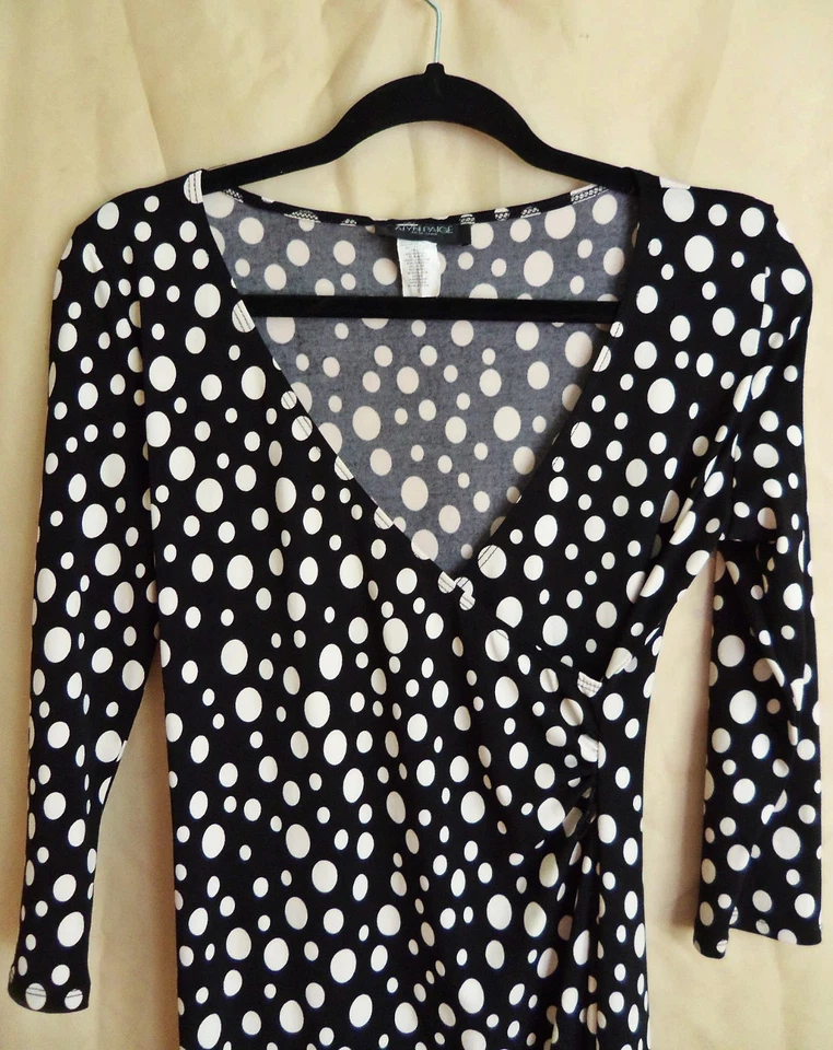 Vestido Alyn Paige años 90 negro y crema 36" lunares poli imitación abrigo. Talla Sm. Foto 2 de 4