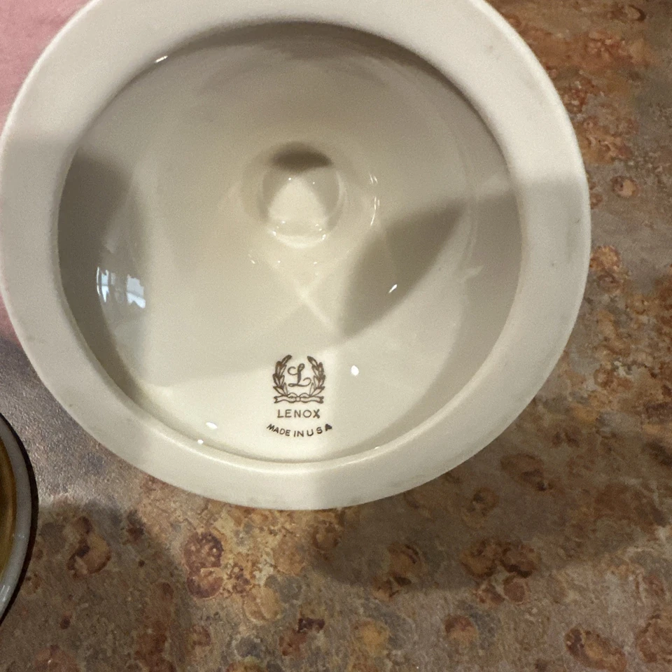 PAR DE CANDELABROS DE PORCELANA REDONDOS LENOX 4” CON ADORNOS DORADOS SIN DAÑOS Foto 2 de 2