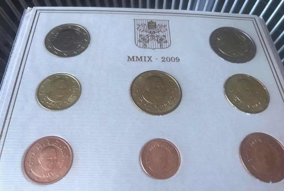 VATICAN 8 EURO COINS SET 2009 BENEDICT XVI IN OFFICIAL PRESENTATION FOLDER - Image 2 of 3