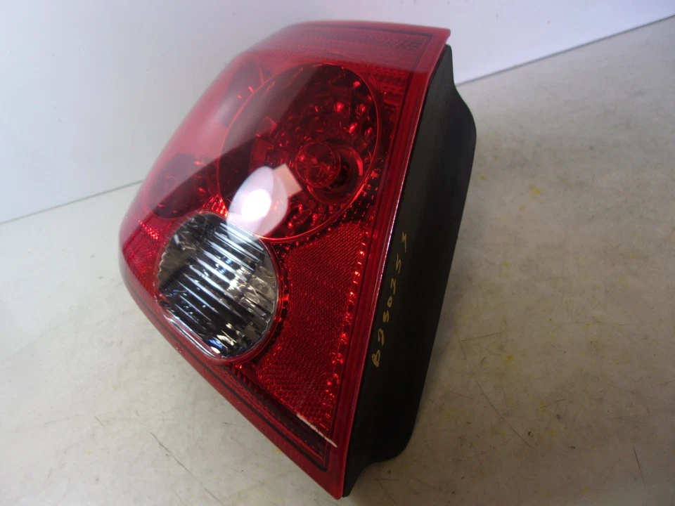 Luz trasera Saturn serie L L200 L300 2003-2005 sedán conductor cuarto izquierdo panel OEM Foto 3 de 4