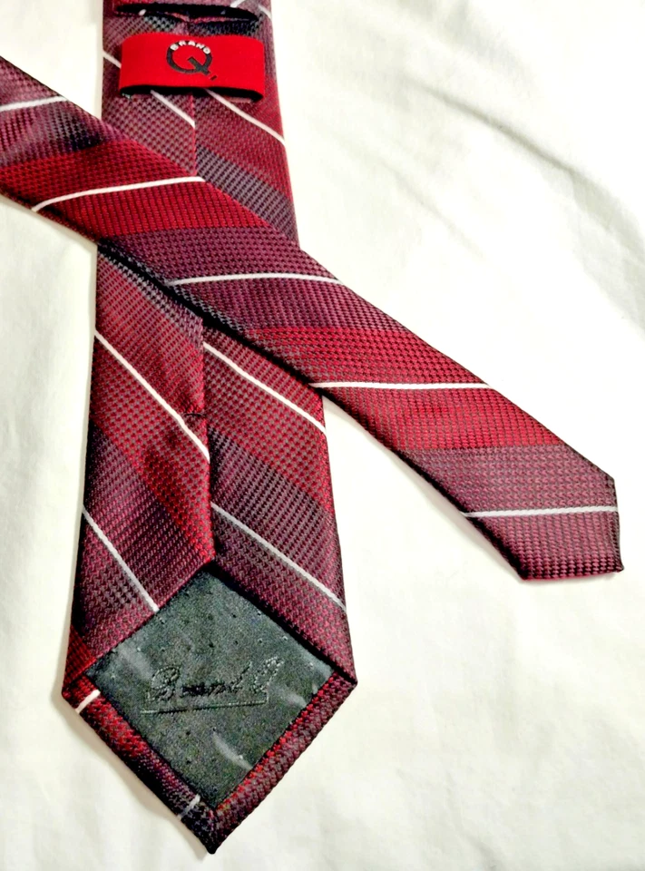 Corbata para hombre marca Q roja y plateada diseño italiano - clásica a rayas Foto 3 de 3