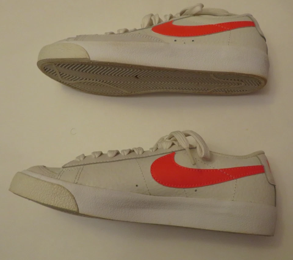 NIKE Low top boys White/Orange Size 5.5Y (Women’s 7) - Image 2 of 4