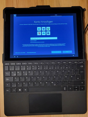 microsoft surface go tablet laptop mit Tastatur und UAG Bumper Case
