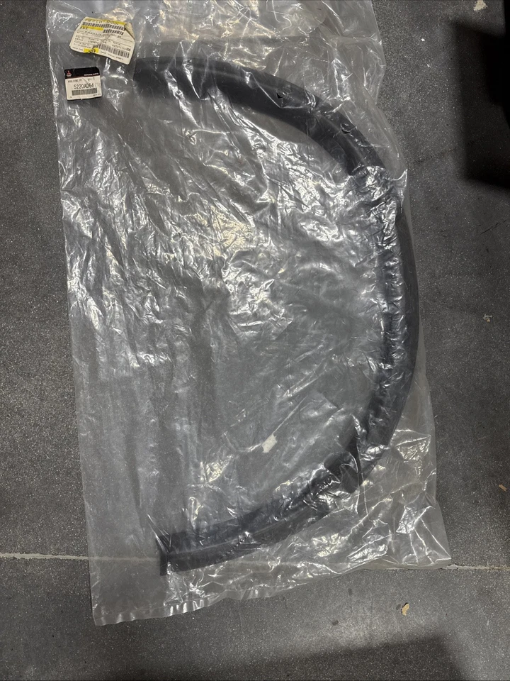 Moldura de arco de rueda delantera derecha OEM 2018-20 Mitsubishi Outlander Sport 5220AD64 Foto 2 de 4