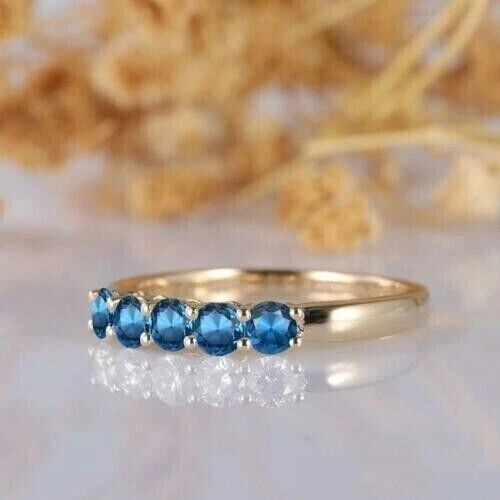 Alianza de boda de topacio azul simulado de corte redondo de 2 quilates enchapada en oro amarillo de 14 k Foto 4 de 4