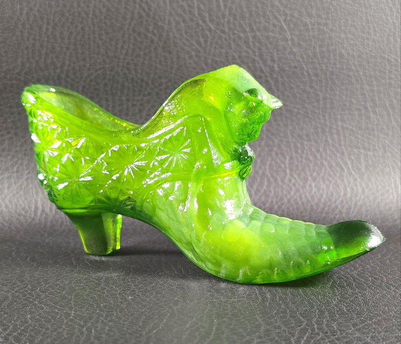 Boyd's Crystal Art Glass CAT SLIPPER #164 AVOCADO 9-13-99 Green Shoe NOS