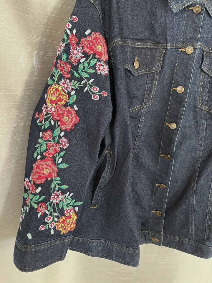 Chaqueta vaquera azul manga floral bordada clavel 24/7 para mujer talla 22W Foto 2 de 4