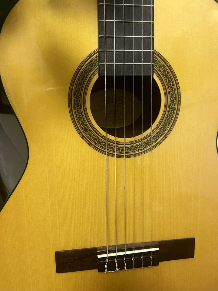Lucero LC100 Classical Guitar Natural. Excellent Condition. - Image 4 of 4