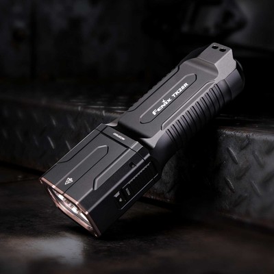 Fenix TK28R   Jagd Taschenlampe mit Rotlicht und Weißlicht 6500 Lumen Akku USB-C