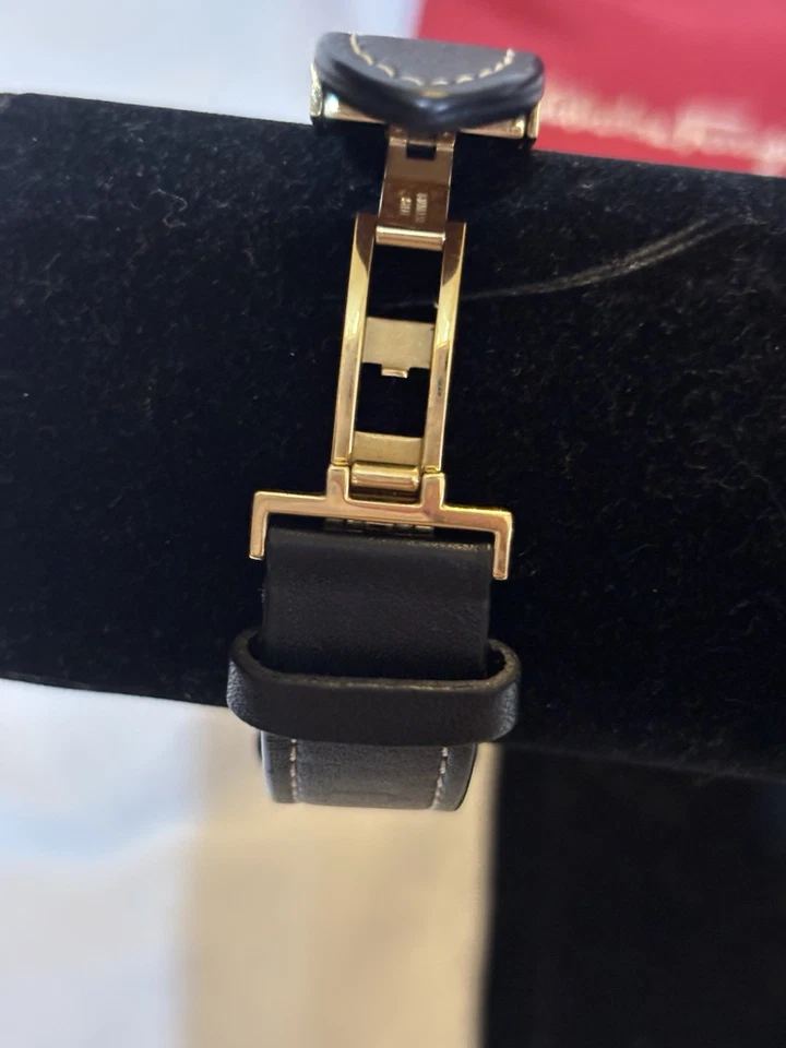 Reloj Pulsera Classy Ferragamo Mujer FIC030015 Intreccio Dorado IP Cuero Negro Foto 3 de 4