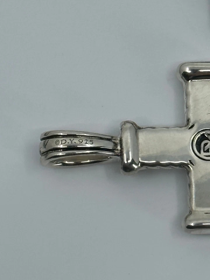 Cruz Chevron David Yurman de plata con diamantes Foto 4 de 4