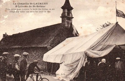 Old postcard 22 - approx. de St-BRIEUC (C. d'Armor) - La Chapelle de St-Laurent, party tent