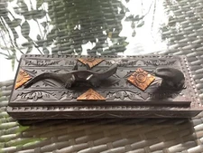 CARVED WOODEN BOX WITH 4 PAIIRS OF CHOPSTICKS LIZARD & FROG ON LID