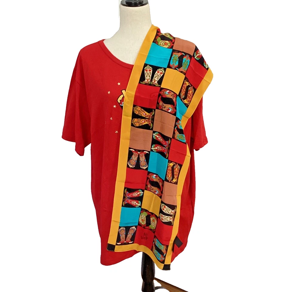 NUEVO CON ETIQUETAS DE COLECCIÓN BOB MACKIE CONJUNTO DE ARTE PORTÁTIL (2) CAMISETA ROJA BUFANDA BOTAS VAQUERAS OCCIDENTALES 2X Foto 3 de 4