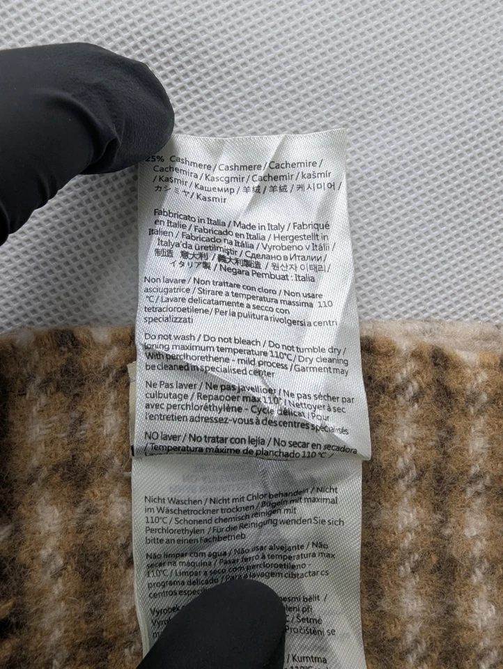 Authentic Fendi winter Check scarf brown 75% wool 25% cashmere Made in Italy. - Image 4 of 4