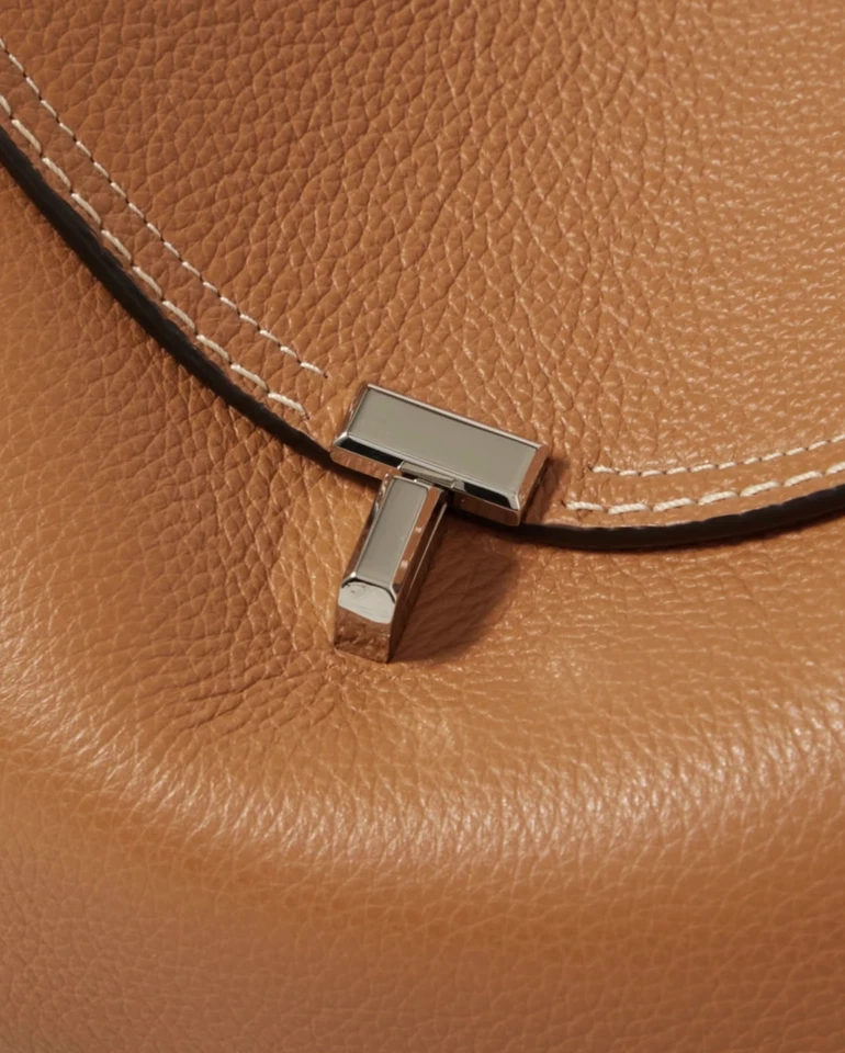 Bolso de Mano TOTEME T-Lock Cuero Grano Guijarro Hecho en Italia NUEVO Tostado Camel Foto 3 de 4