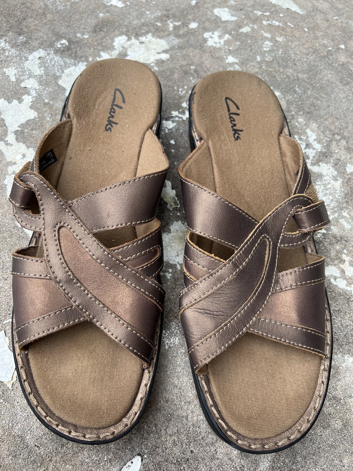 PANTOFOLA D’ORO Sandali da donna Clarks slide cinturino in bronzo zeppa in pelle slip on 81760 taglia 8M