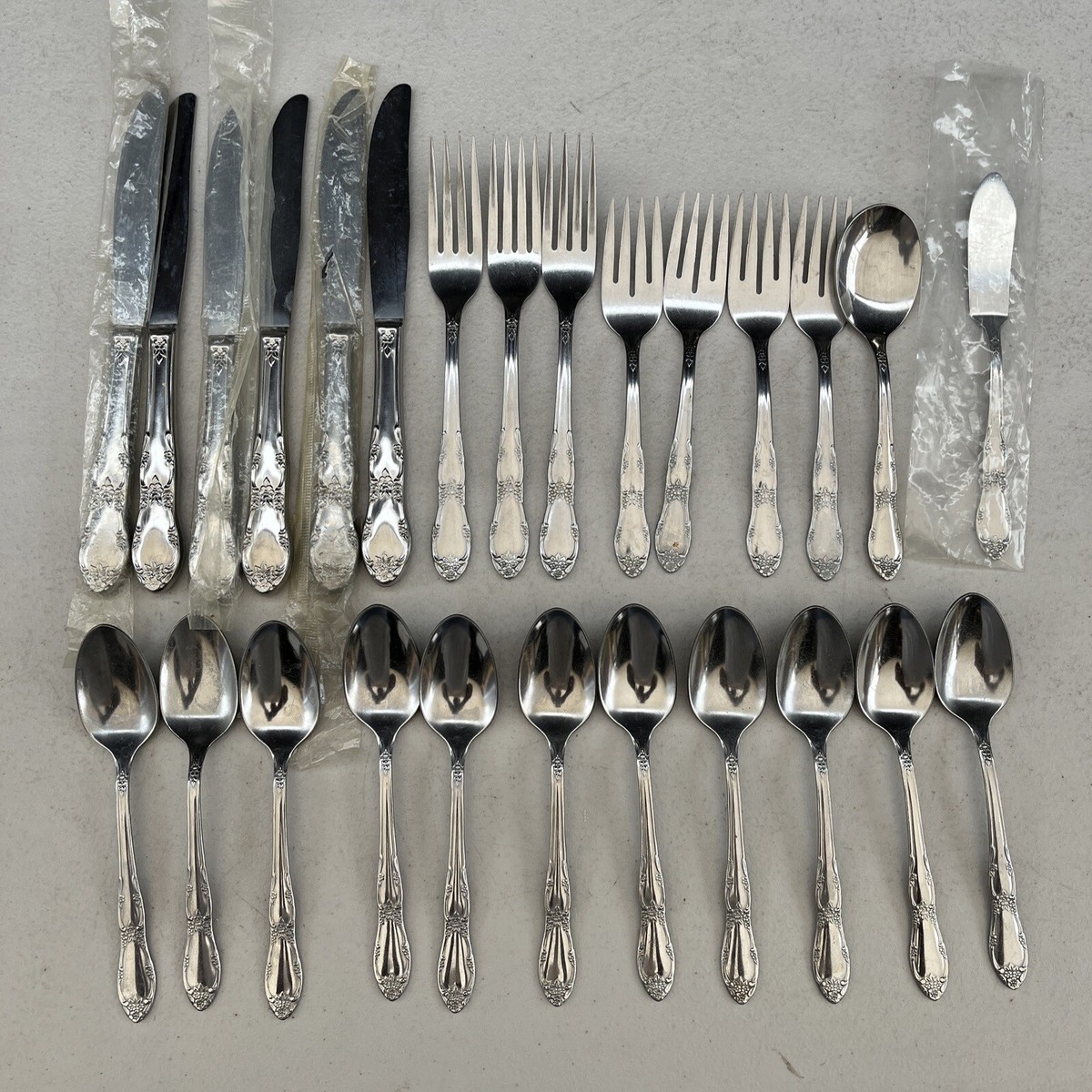 Lot Of 26 Pieces Oneida Ltd. Fenway Daydream WM A Rogers | eBay