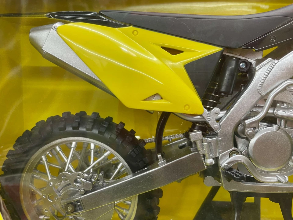 NewRay Suzuki RM-Z450 Cross-Country Motorcycle 1:6 Scale Die-Cast Model Bike - Image 3 of 4