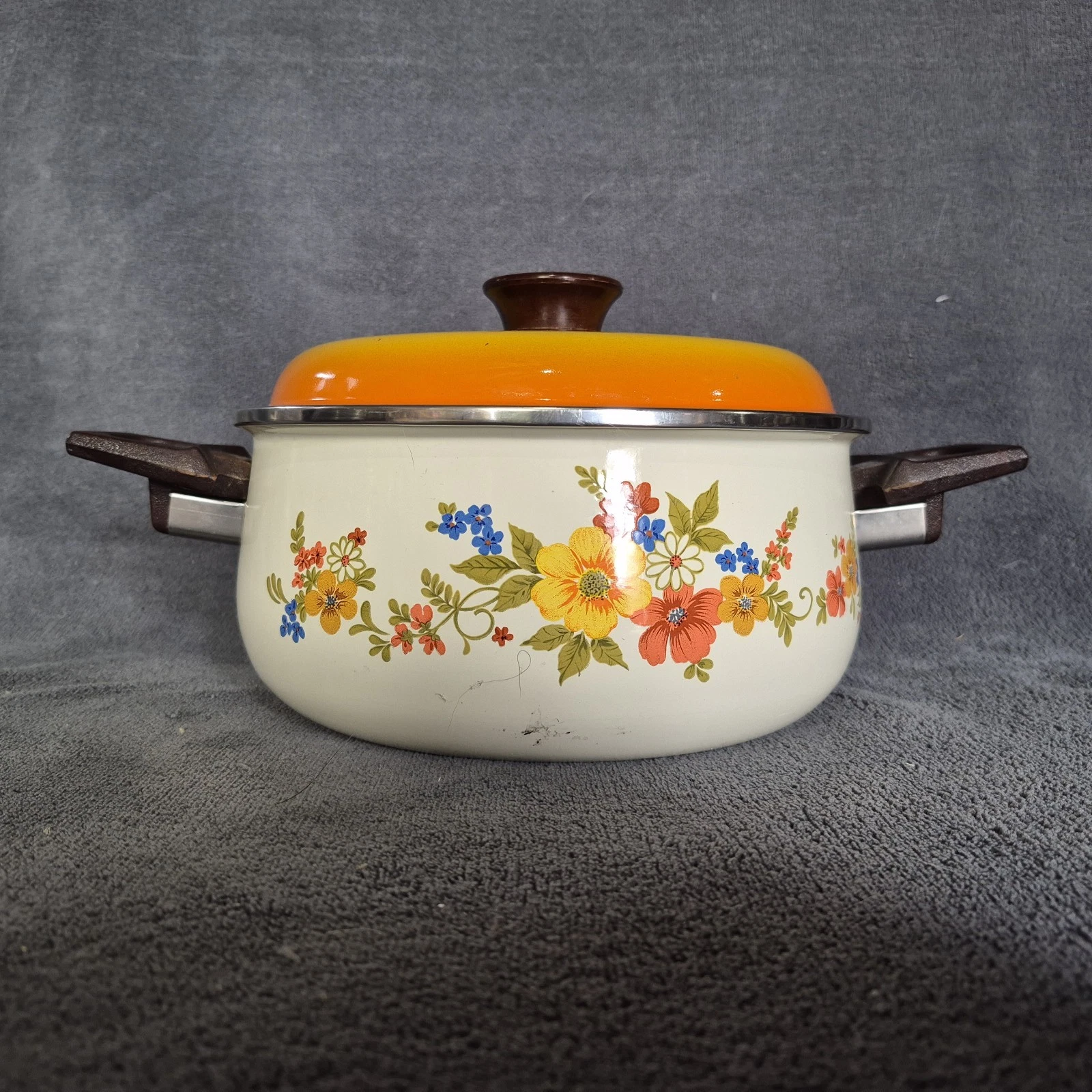 Vintage JMP Sweet Flowers 3 Qt. Enamel Ware Dutch Oven/Stew Pot. Pre-Owned
