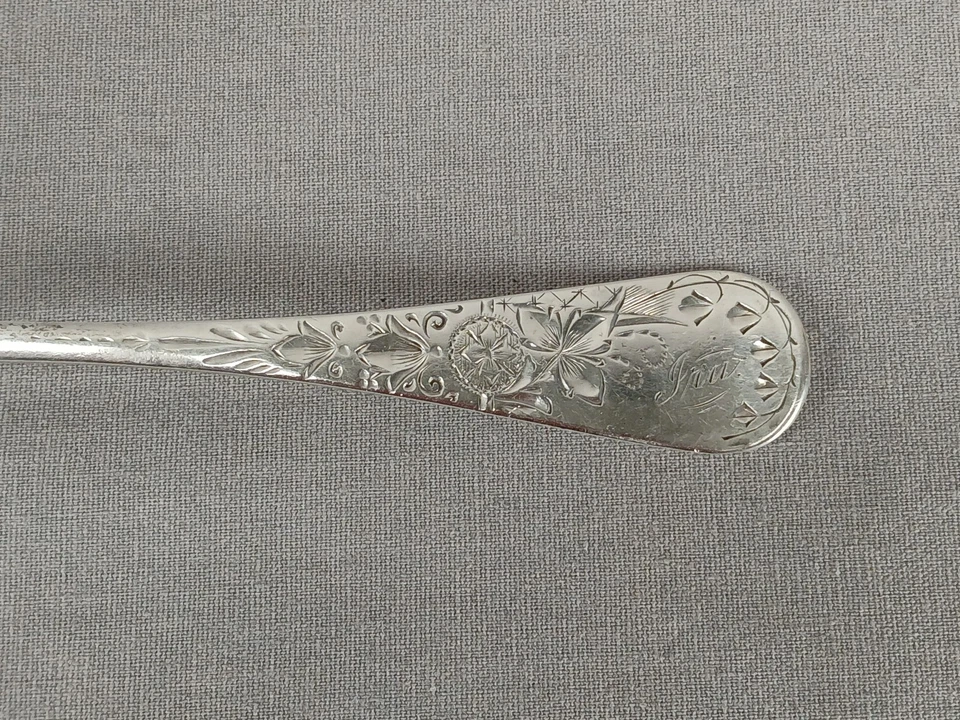 Colher de chá de prata esterlina antiga com padrão gravado em lírio Whiting C.1882-1926 - Imagem 2 de 4