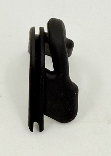 Oakley Razor Blade/Blade OEM Black on Black Nose Piece Pre-Owned (No Box) - 第 3/4 張圖片