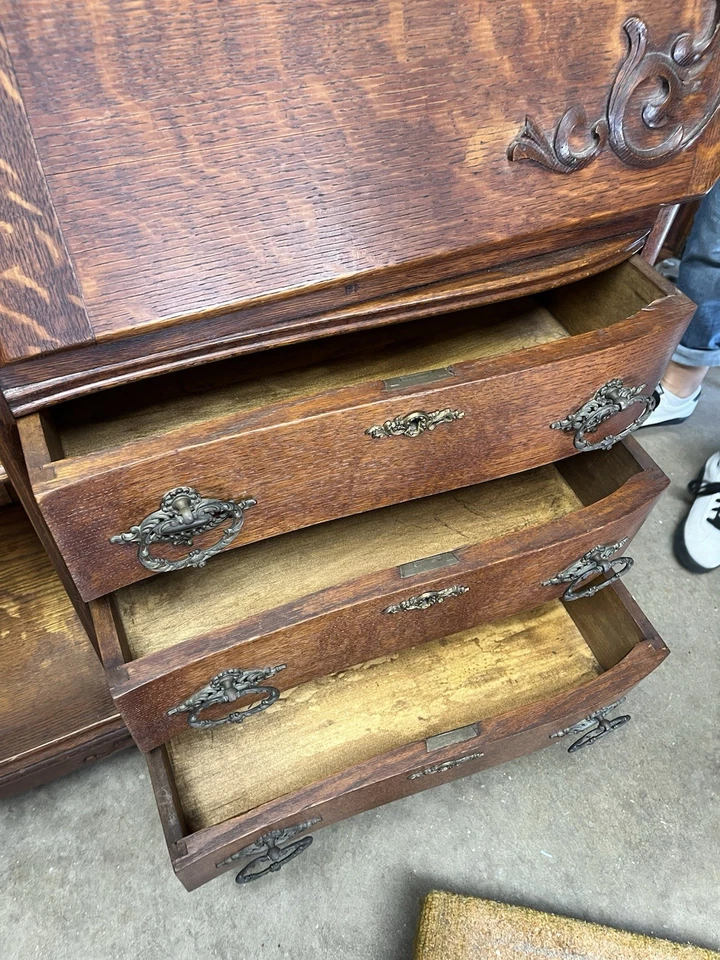 Antigua secretaria de roble a rayas de tigre con gabinete desplegable - puerta de vidrio biselada Foto 4 de 4