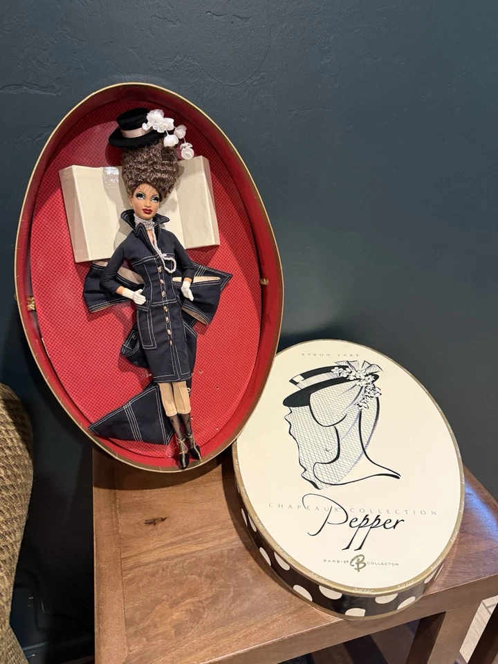 💋 2007 Pepper Barbie Byron Lars Gold Label Chapeaux Collect COA & Display Case - Image 3 of 4
