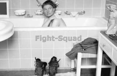 WW2 Picture Photo US reporter Lee Miller take bath House German Leader 4411