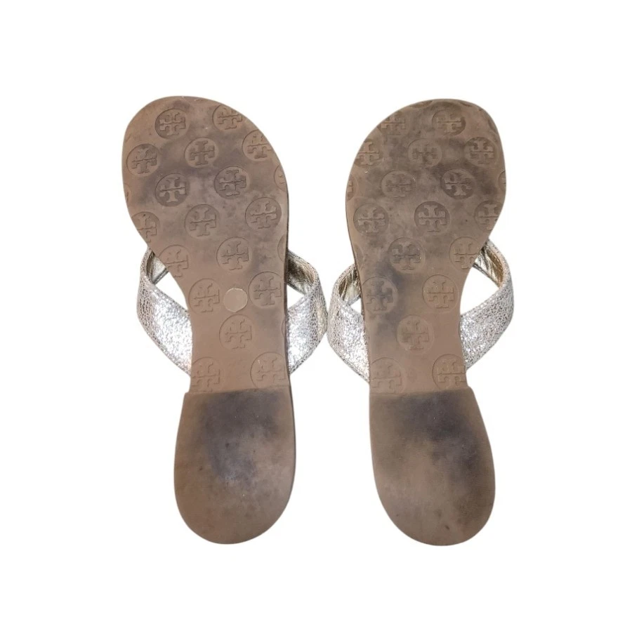 Sandalia Tanga Plana Tory Burch Thora Brillante Metálica Plateada Talla 6 Foto 4 de 4