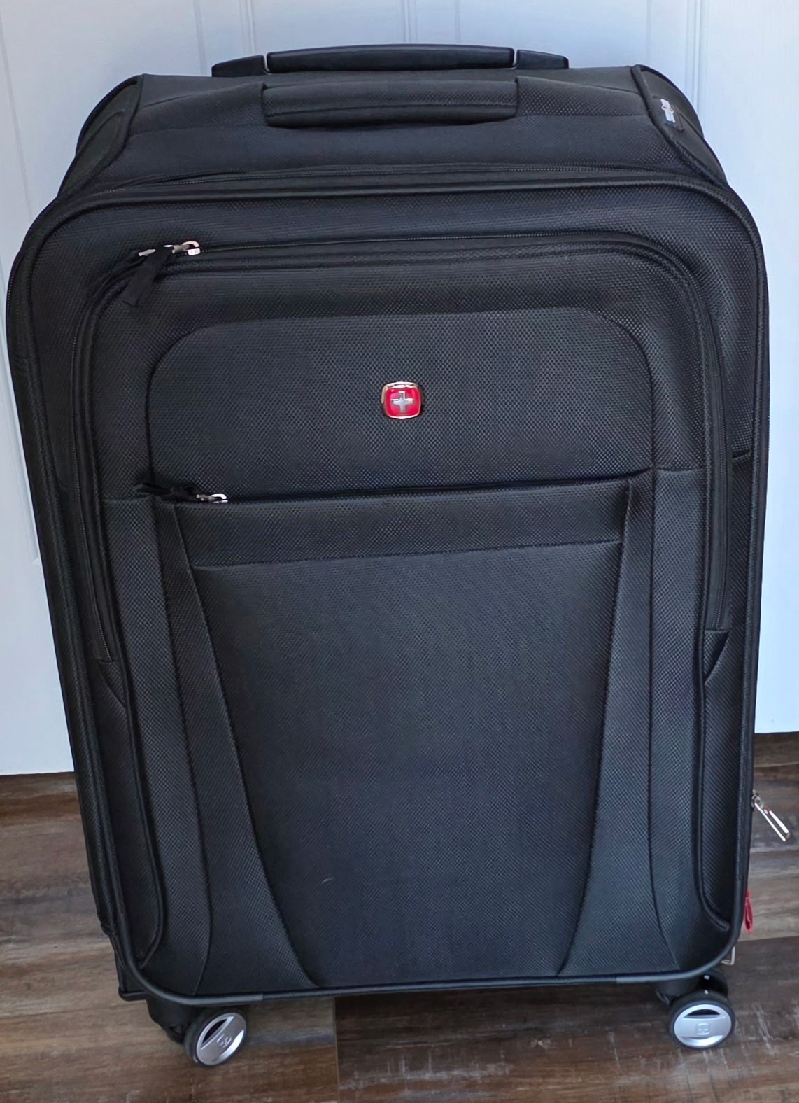 Swiss Gear Black Suitcase With 360&deg; Rolling Wheels