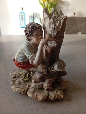 Vintage Porzellan Capodimonte Frecher Junge mit Erbsenschütze Figur signiert