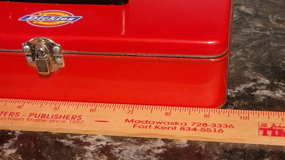 Caja de herramientas de hojalata publicitaria de metal rojo ropa Dickies vintage 9,5" L x 4" W Foto 4 de 4