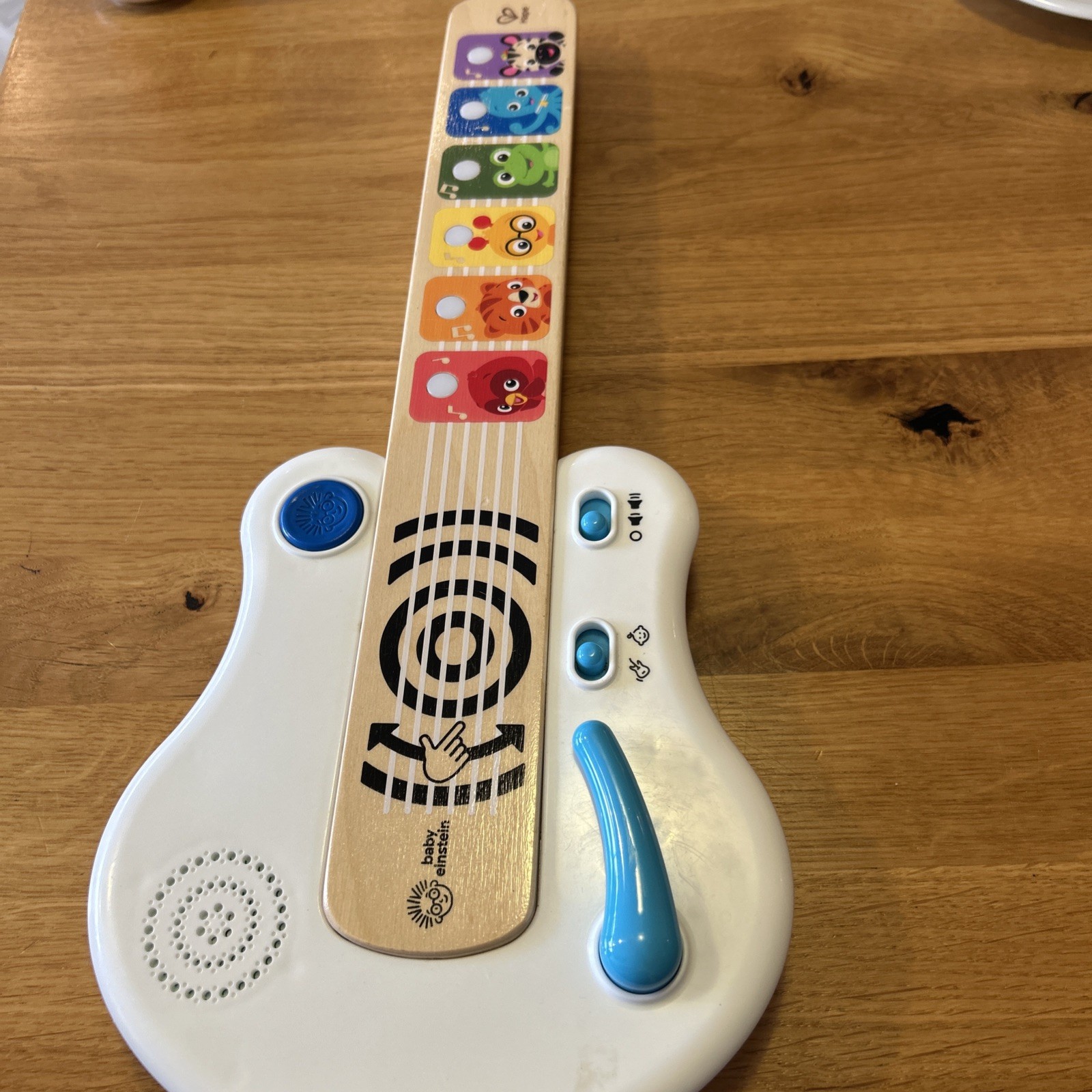 Guitarra de juguete Baby Einstein Strum a lo largo de canciones Magic Touch de madera con iluminación musical