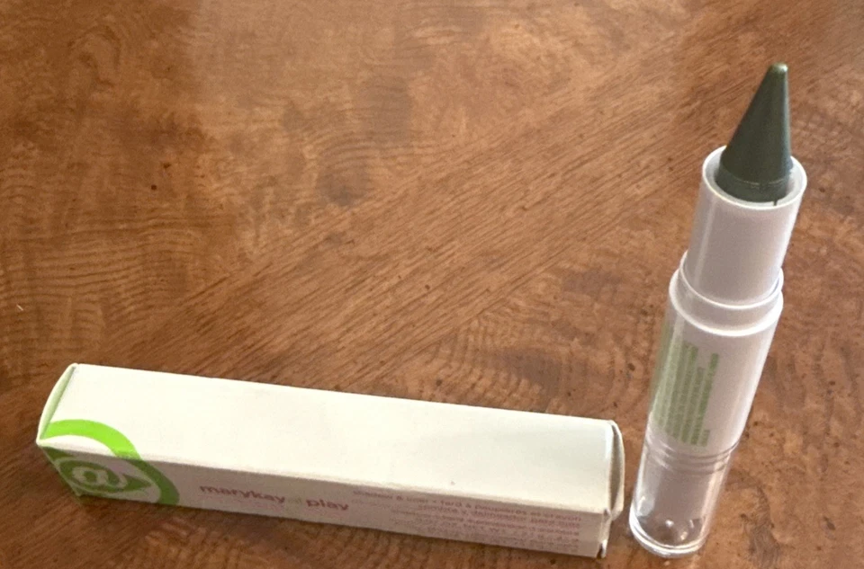 Mary Kay At Play Shadow And Liner Mint To Be Menthe Green 084189 - Image 2 of 3