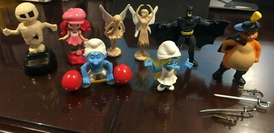 12 Teile Spielzeug: Schlümpfe, Katze in Stiefeln, Engel, Batman, Mädchen/Katze, Mumie, Schwerter/Waffen