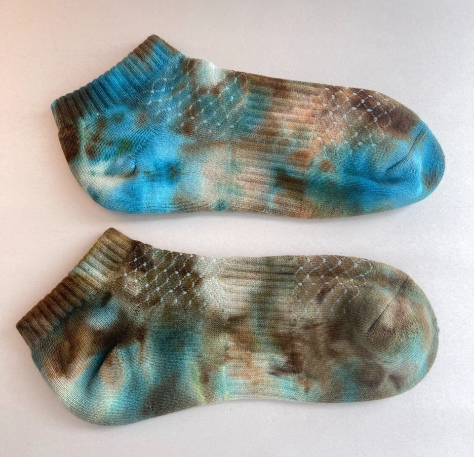 Paquete de calcetines tie dye hechos a mano, colorido juego de 2 calcetines tobilleros para teñir hielo, talla 6-12 Foto 2 de 4