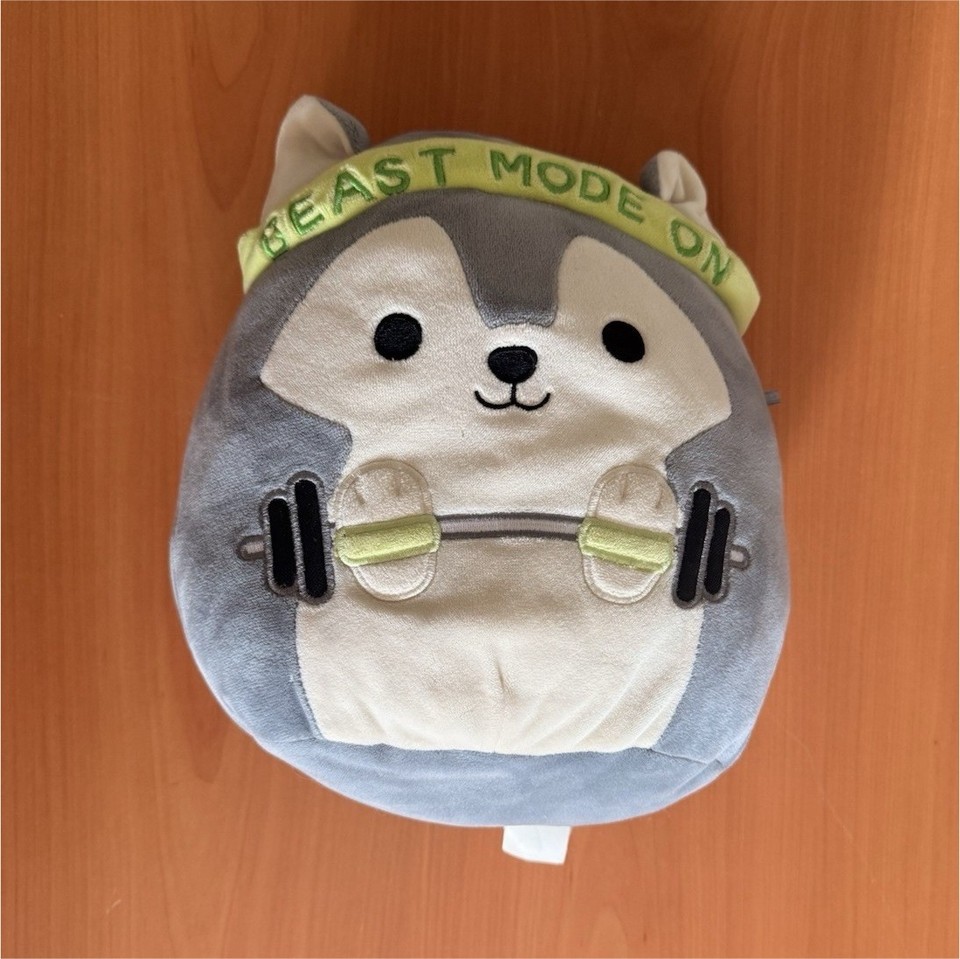 Squishmallows Peluche loup gris bandeau vert « BEAST MODE ON »