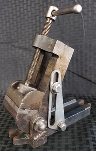 459791 - ERON 2-1/2" Tilting Bench Press Vise