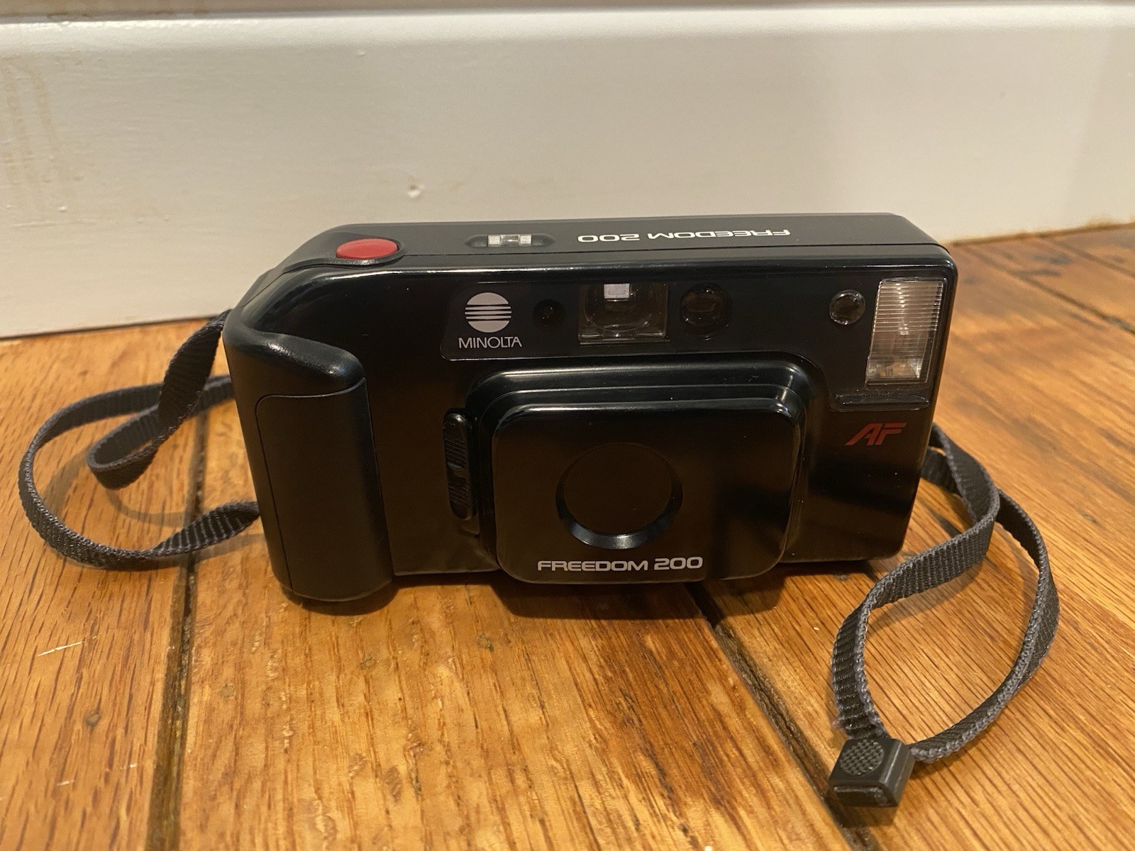 Minolta Freedom 200 Camera 35mm Film Compact Point Shoot AF Flash CLEAN Untested