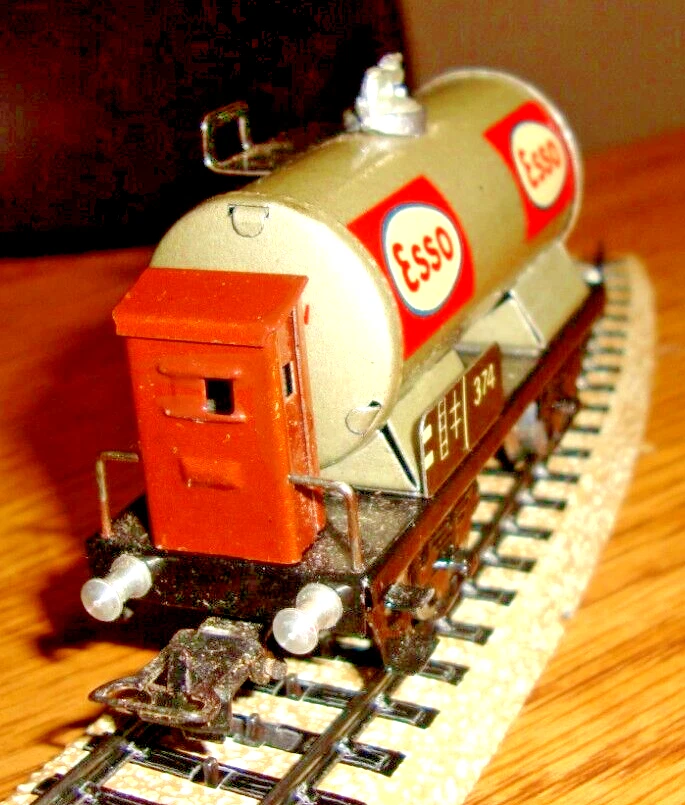 MARKLIN HO  374 .6   ESSO TANK CAR  1947  TINPLATE   BK 4.2 COUPLINGS   LN - Image 4 of 4