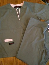 Melrose scrub set small top/xs pants NWOT EUC Gray and pink